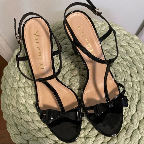 Anthropologie Vicenza Black Patent Leather Bow T-Strap Heel Sandals NWOB - Picture 4 of 8